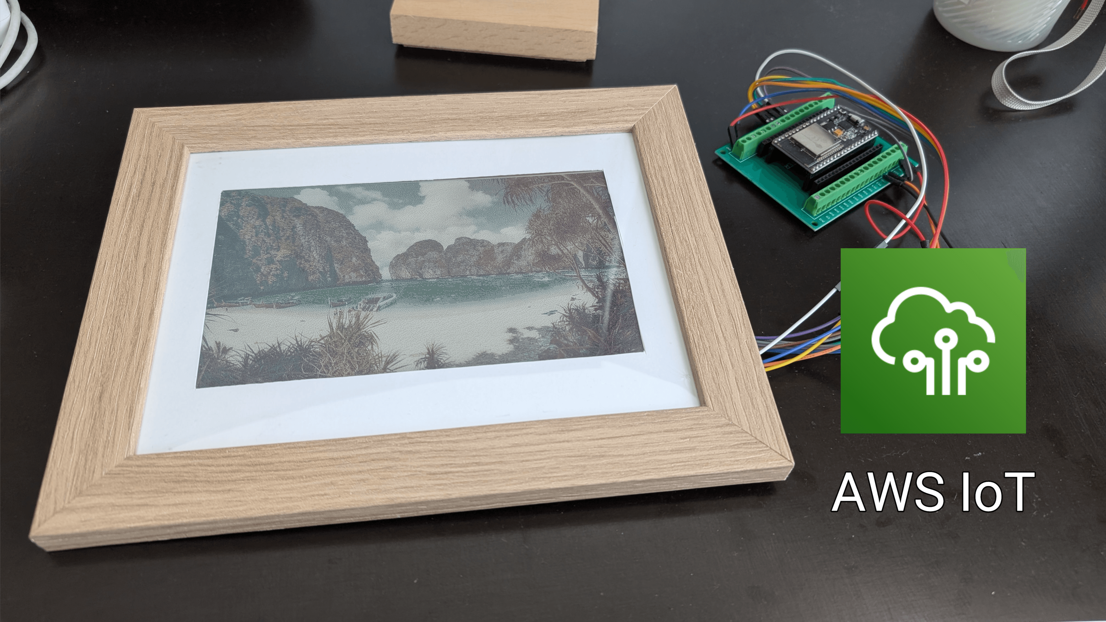 AWS IoT et ESP32 : Comment j'ai créé un cadre photo intelligent pour ma domotique personnelle