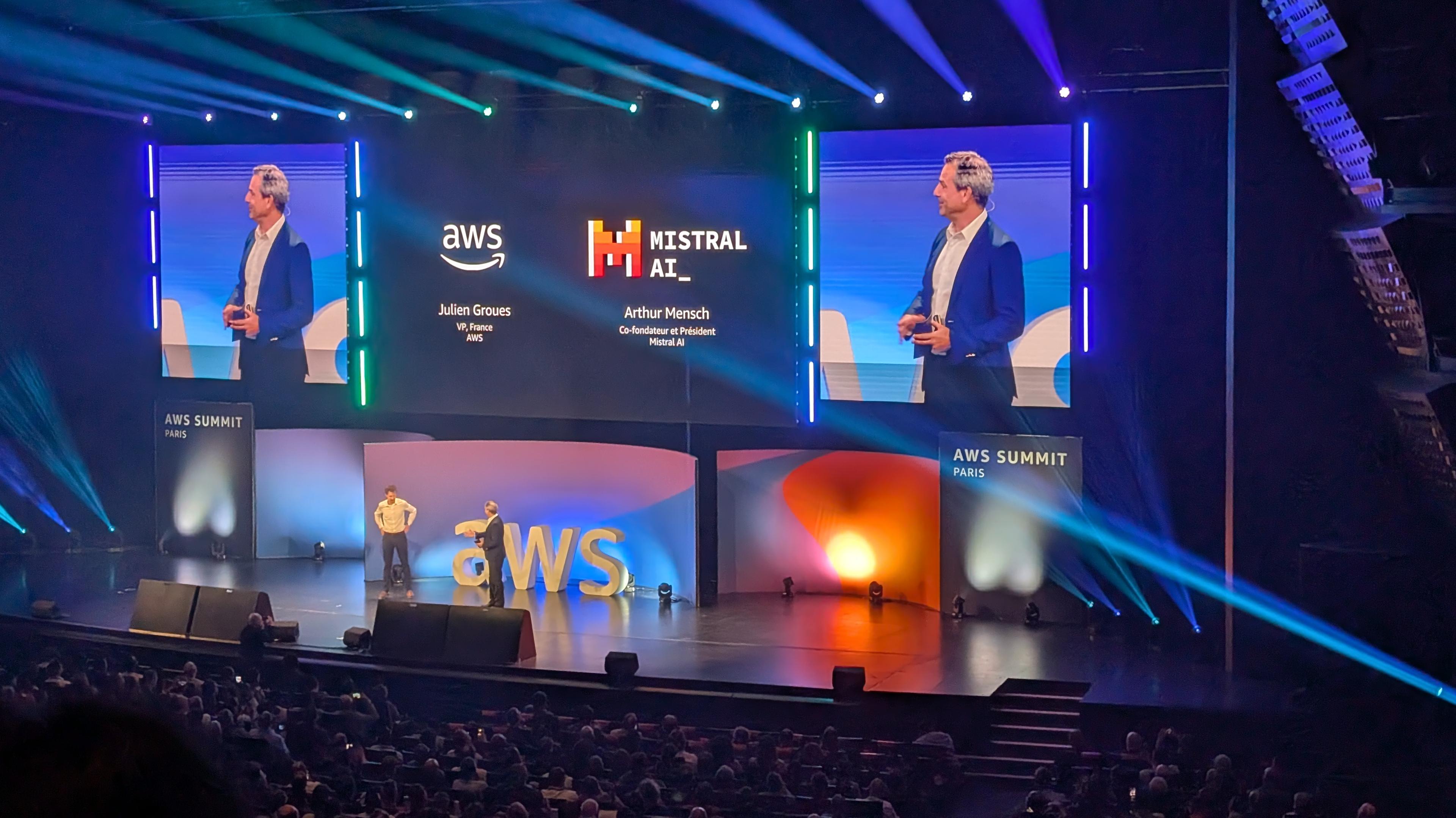 Arthur Mensch, CEO de Mistral AI, sur scène à l'AWS Summit Paris 2025