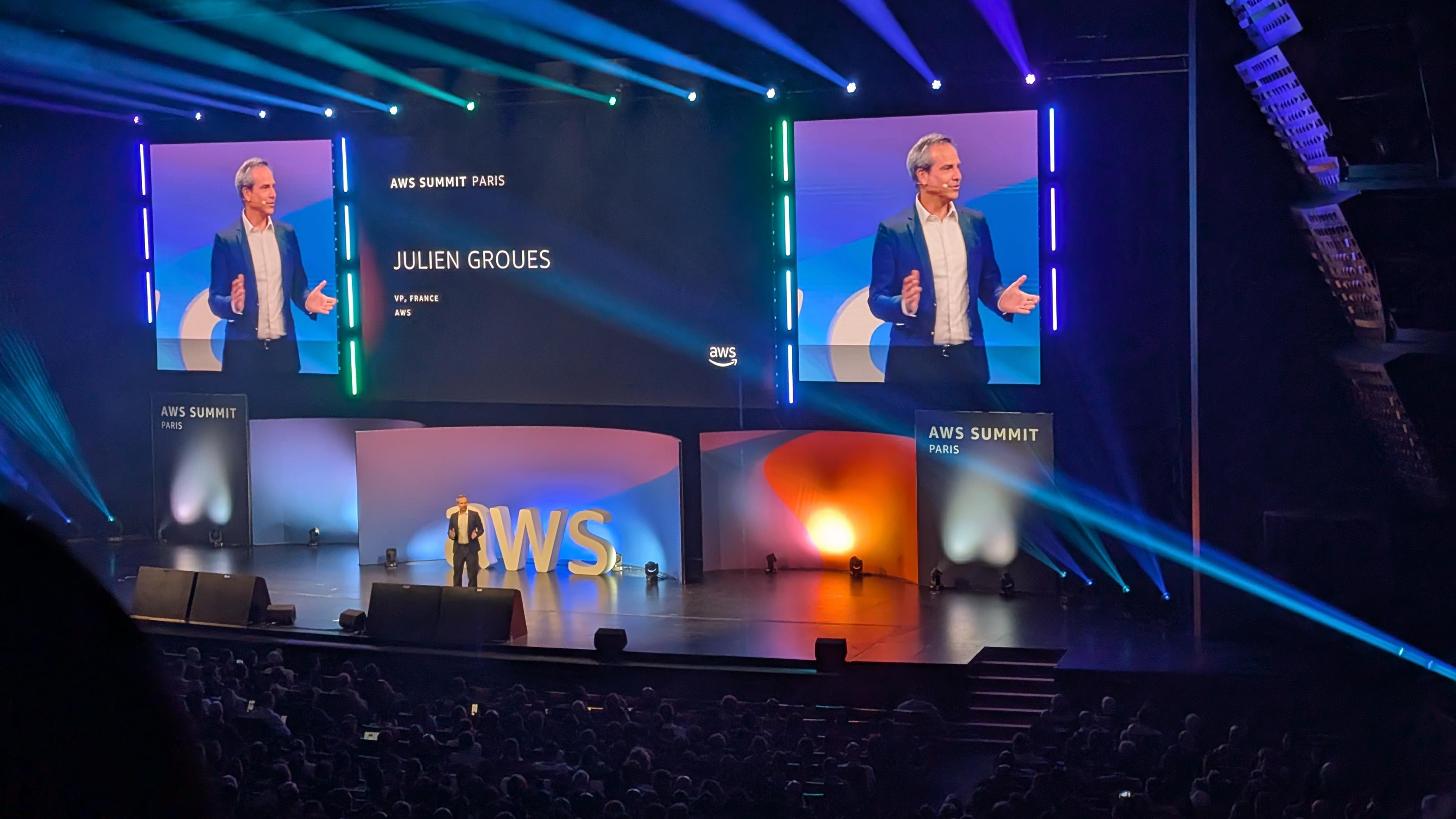 Julien Groues, General Manager d'AWS France, sur scène à l'AWS Summit Paris 2025