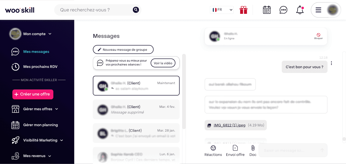 Interface présentant la messagerie avec une conversation en cours